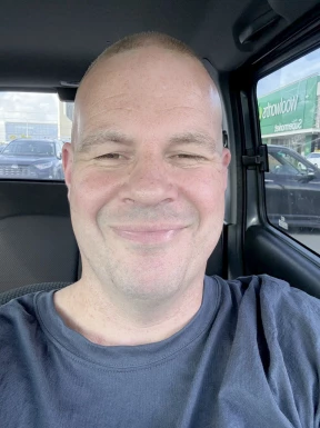 <span>Johnny, 37</span>&nbsp;<span style='width: 25px; height: 16px; float: right; background-image: url(/bitmaps/flags_small/NZ.PNG)'>&nbsp;</span><br><span>Tauranga, New Zealand</span>&nbsp;<input type='button' class='joinbtn' style='float: right' value='JOIN NOW' />