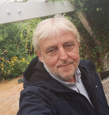 <span>Ralf, 54</span>&nbsp;<span style='width: 25px; height: 16px; float: right; background-image: url(/bitmaps/flags_small/DE.PNG)'>&nbsp;</span><br><span>Potsdam, Deutschland</span>&nbsp;<input type='button' class='joinbtn' style='float: right' value='JOIN NOW' />