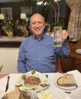 <span>Martin, 60</span> <span style='width: 25px; height: 16px; float: right; background-image: url(/bitmaps/flags_small/DE.PNG)'> </span><br><span>Bielefeld, Germany</span> <input type='button' class='joinbtn' style='float: right' value='JOIN NOW' />